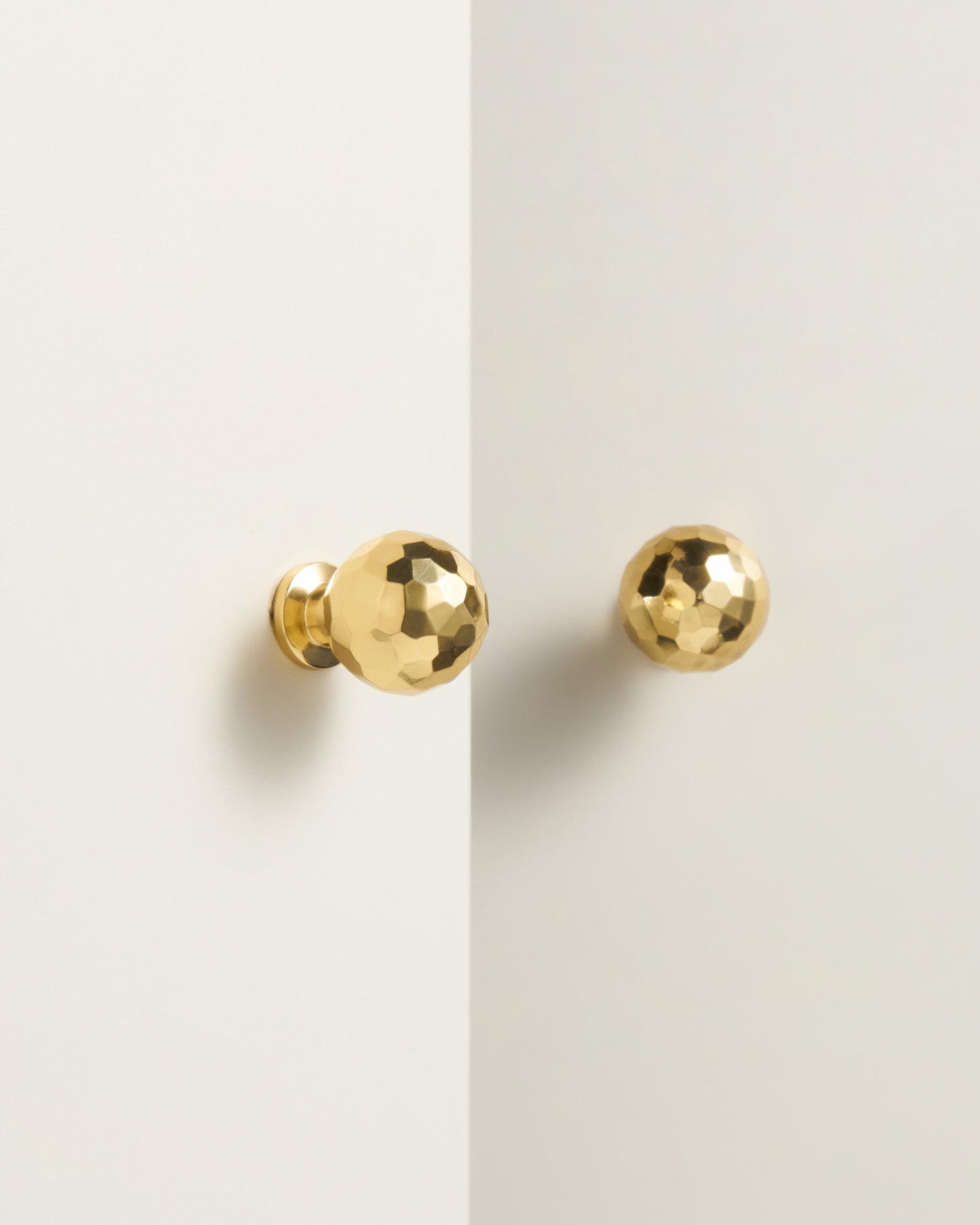 KENSINGTON HAND-HAMMERED GLOBE KNOB