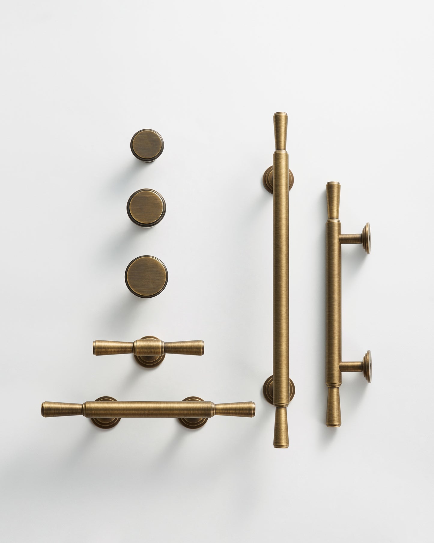 ASTORIA TAPERED CABINET PULL WITH ROSETTE ENDS