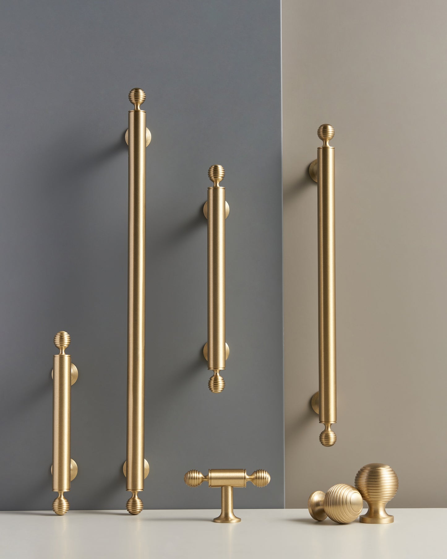 HARRINGTON BAR PULL WITH FLUTED GLOBE ENDS