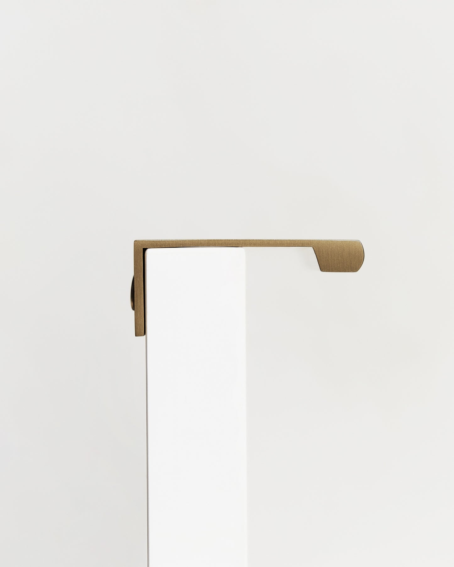 BOWERY EDGE PULL IN ANTIQUE BRASS