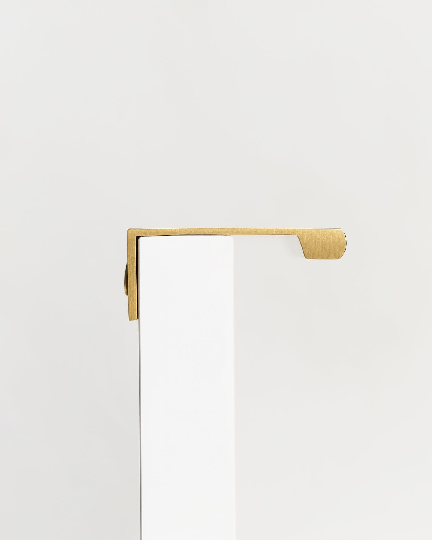 BOWERY EDGE PULL IN BRUSHED BRASS