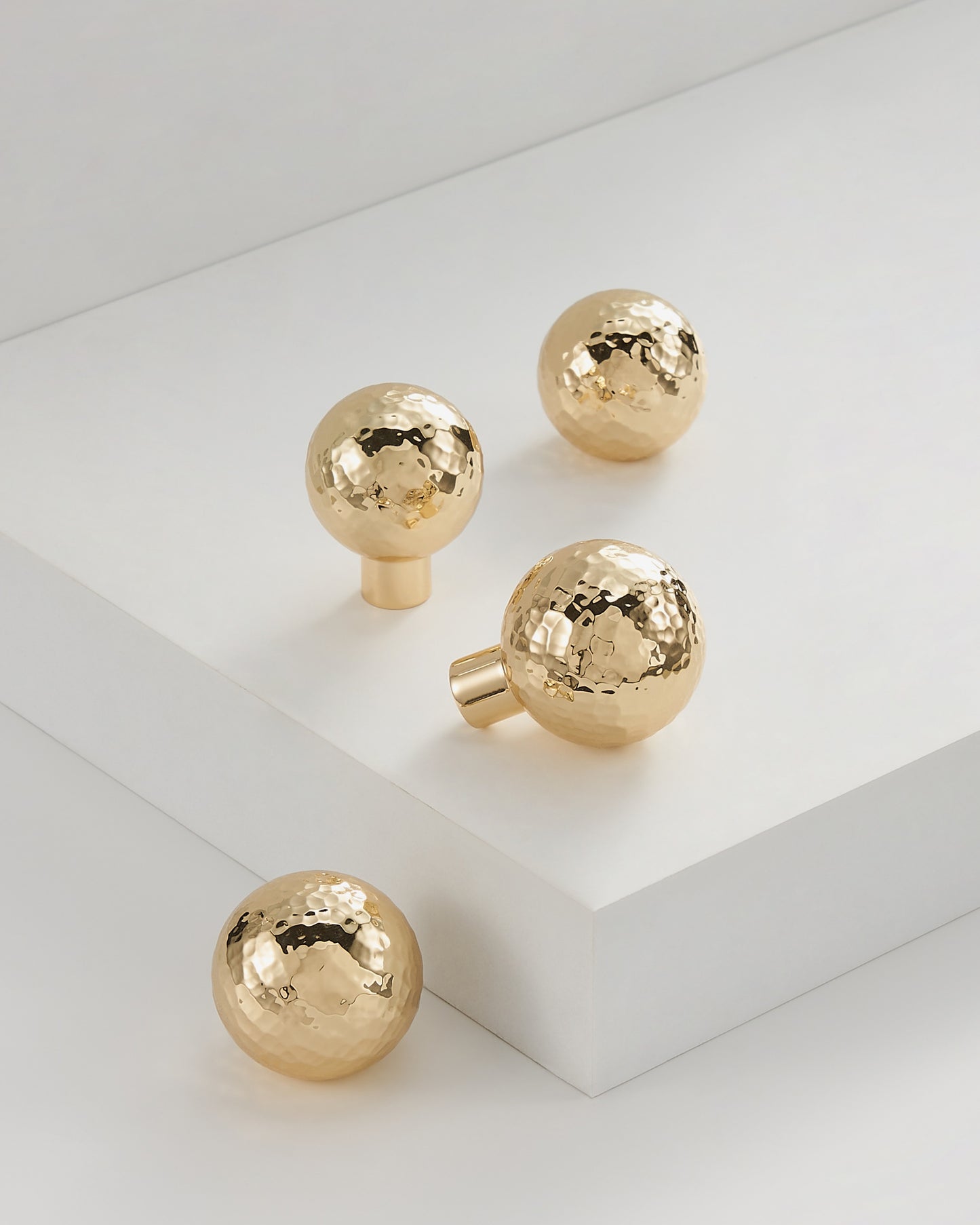 KENSINGTON HAMMRED SPHERE KNOB IN POLISHED BRASS