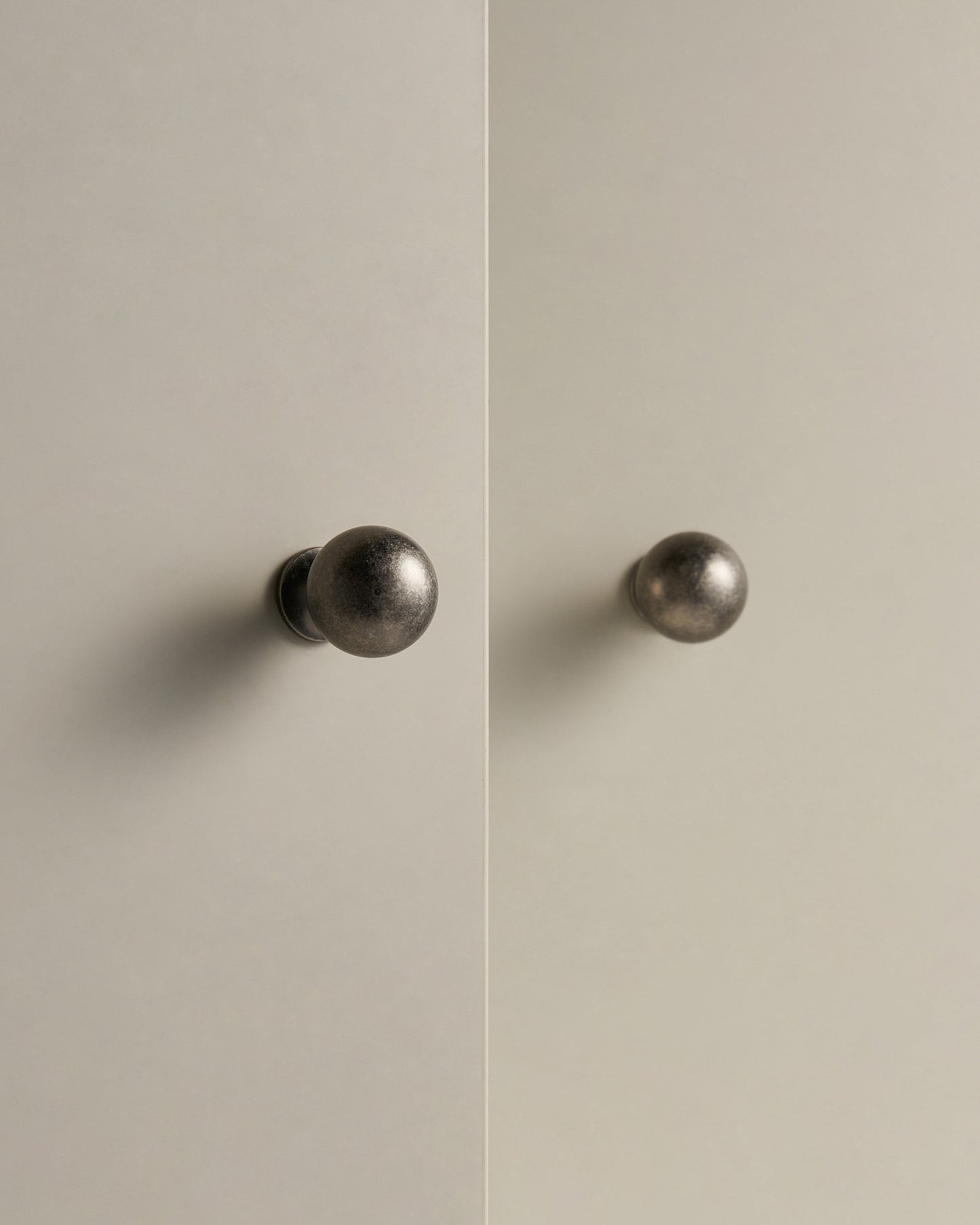 AURELIUS GLOBE KNOB IN ANTIQUE IRON FINISH