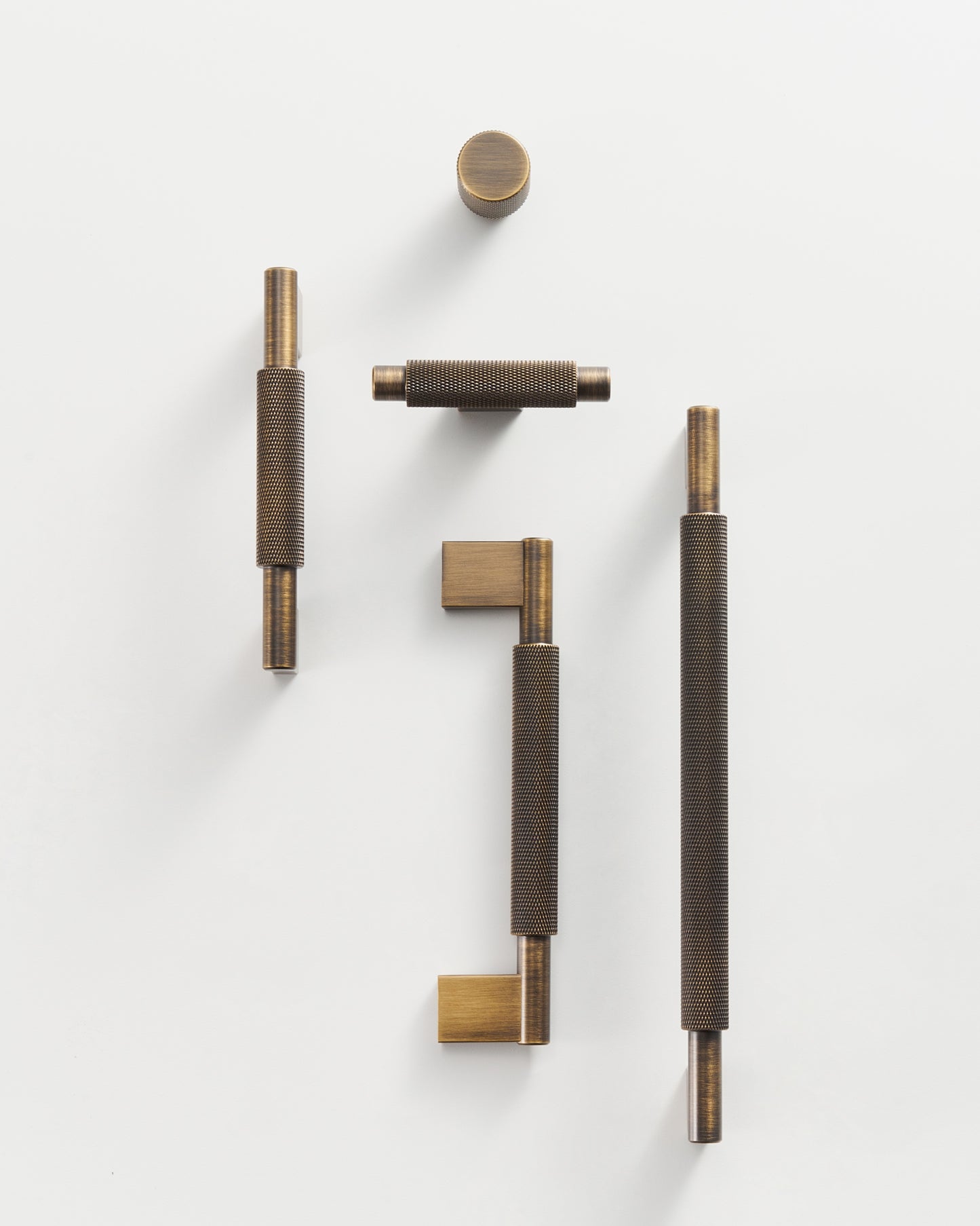 CHELSEA KNURLED BAR PULL IN ANTIQUE BRASS