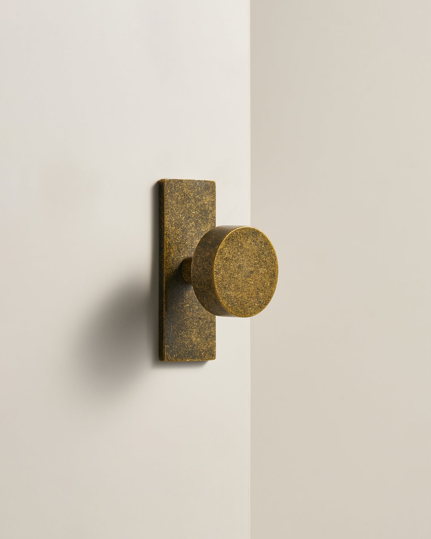 DUMHAM ROUND CABINET PULL IN ANTIQUE PATINA