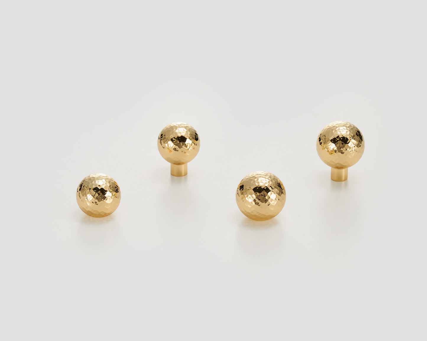 KENSINGTON HAMMRED SPHERE KNOB IN POLISHED BRASS