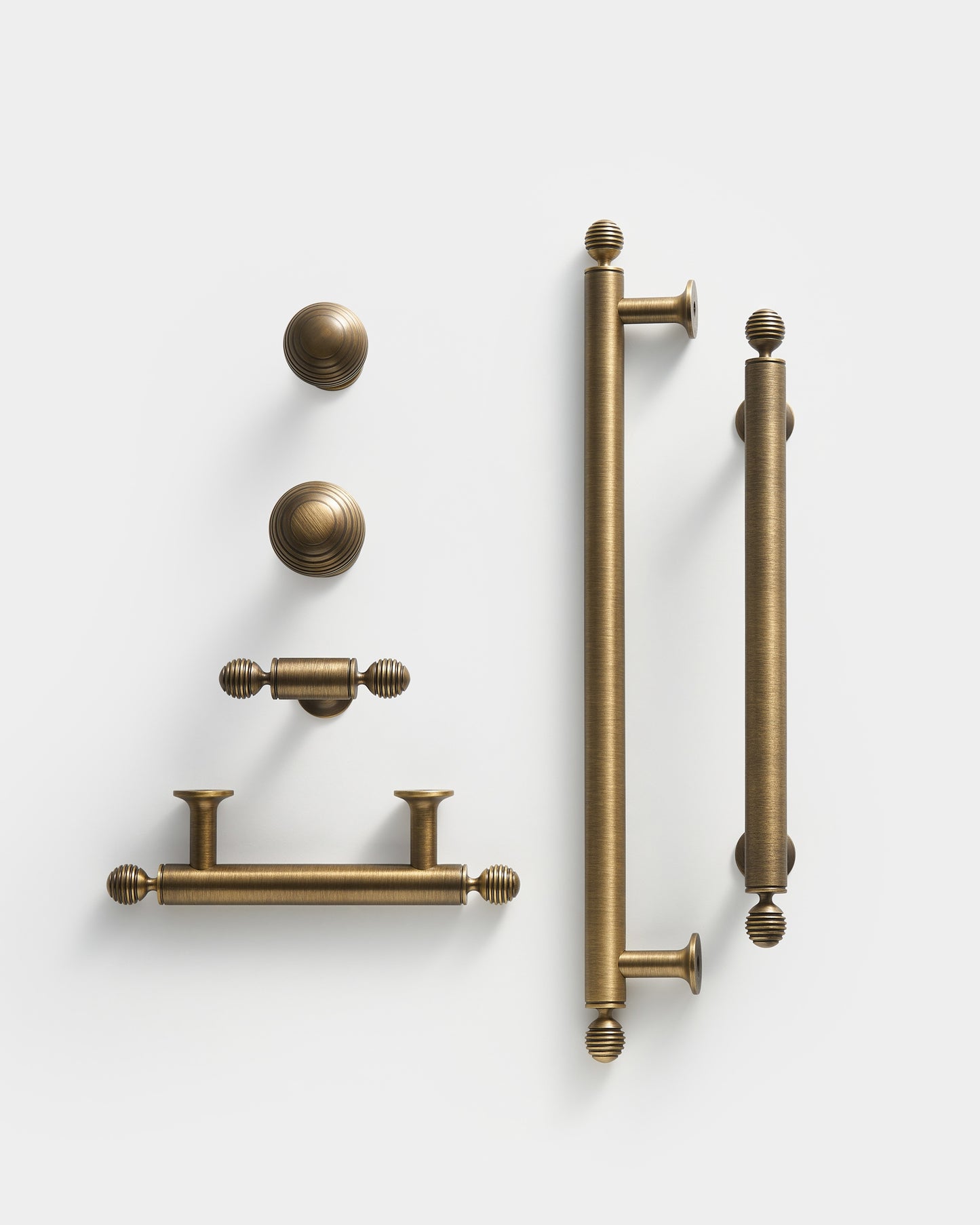 HARRINGTON BAR PULL WITH FLUTED GLOBE ENDS