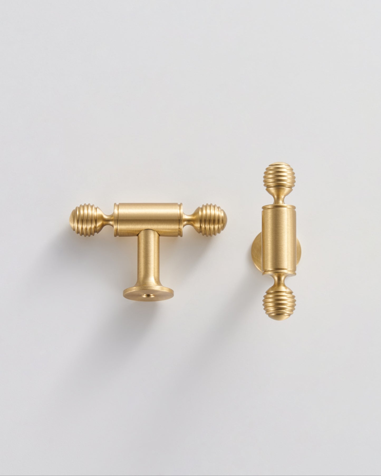 HARRINGTON T-BAR KNOB WITH FLUTED GLOBE ENDS
