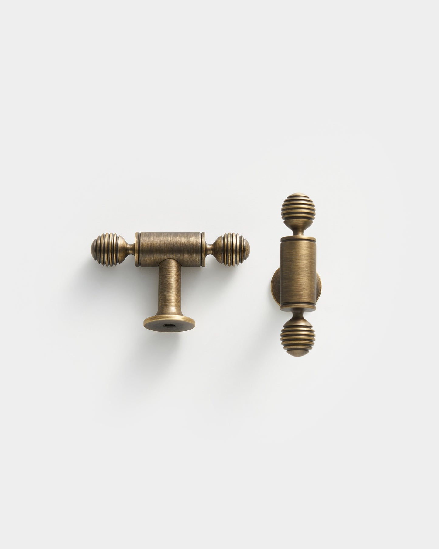 HARRINGTON T-BAR KNOB WITH FLUTED GLOBE ENDS