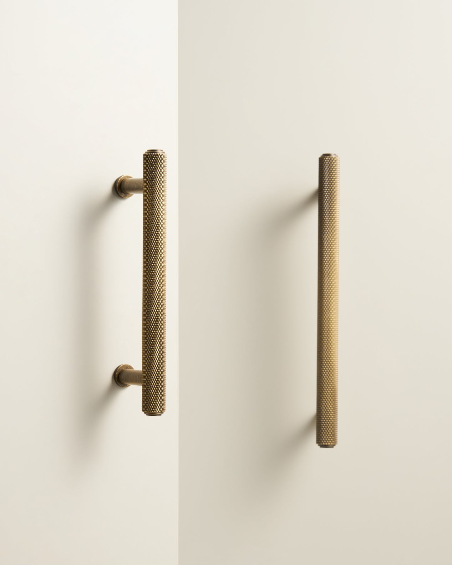 MERCER KNURLD ANTIQUE BRASS BAR PULL