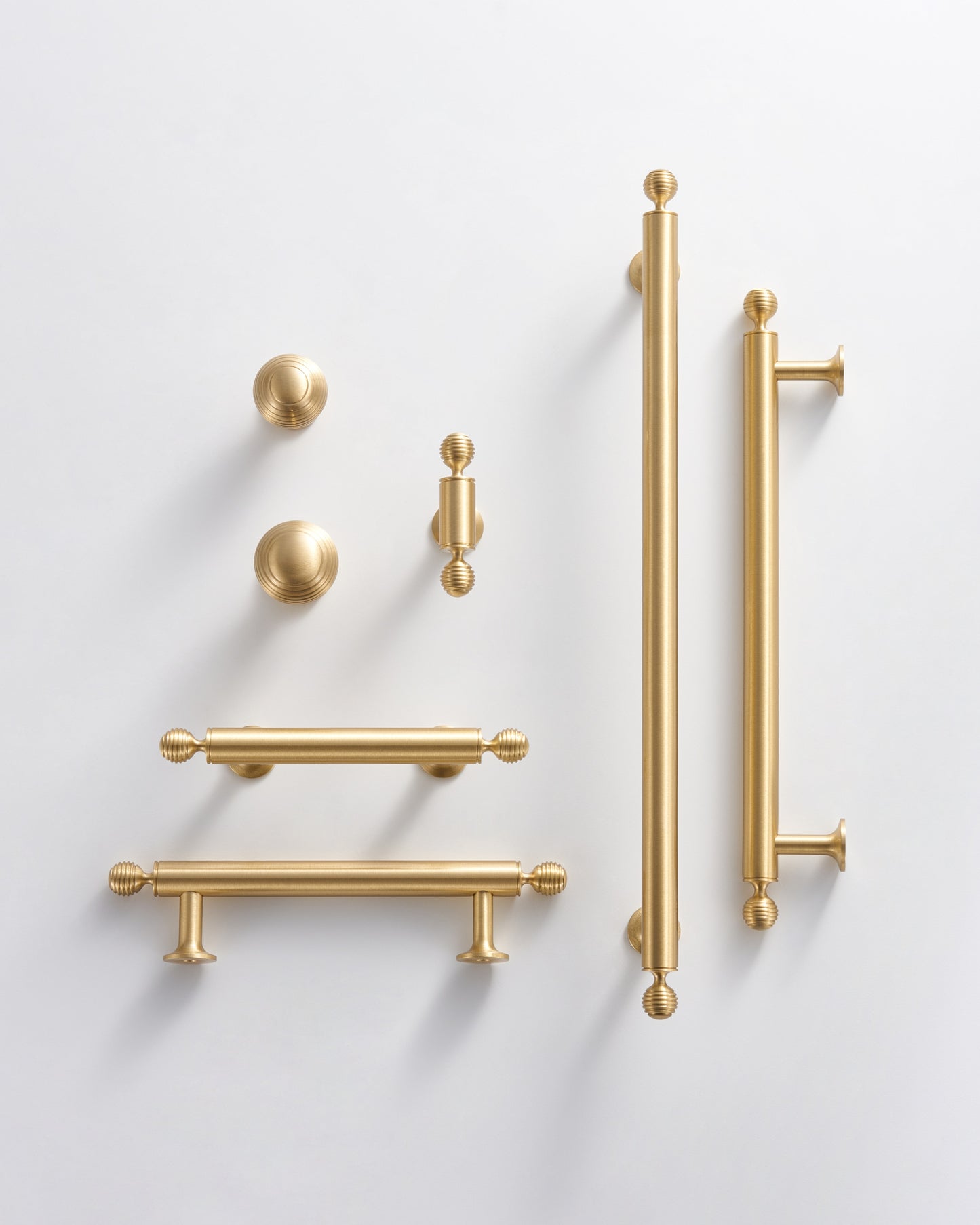 HARRINGTON BAR PULL WITH FLUTED GLOBE ENDS