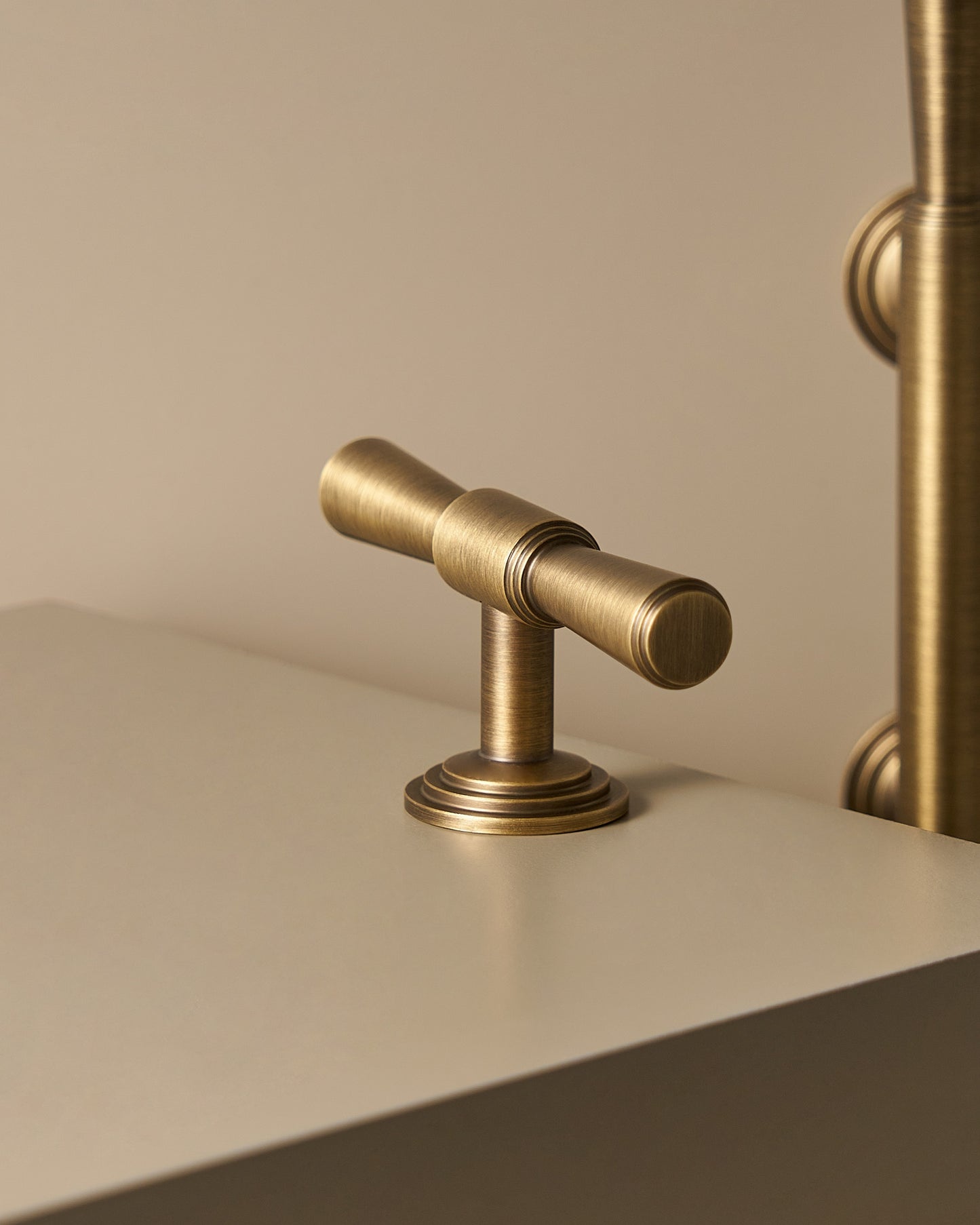 ASTORIA FLARED-END T-BAR CABINET PULL