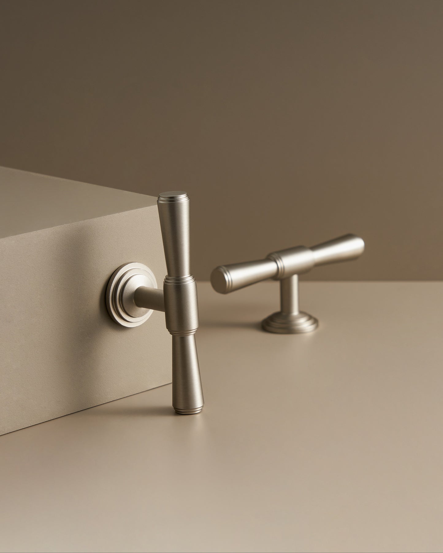 ASTORIA FLARED-END T-BAR CABINET PULL