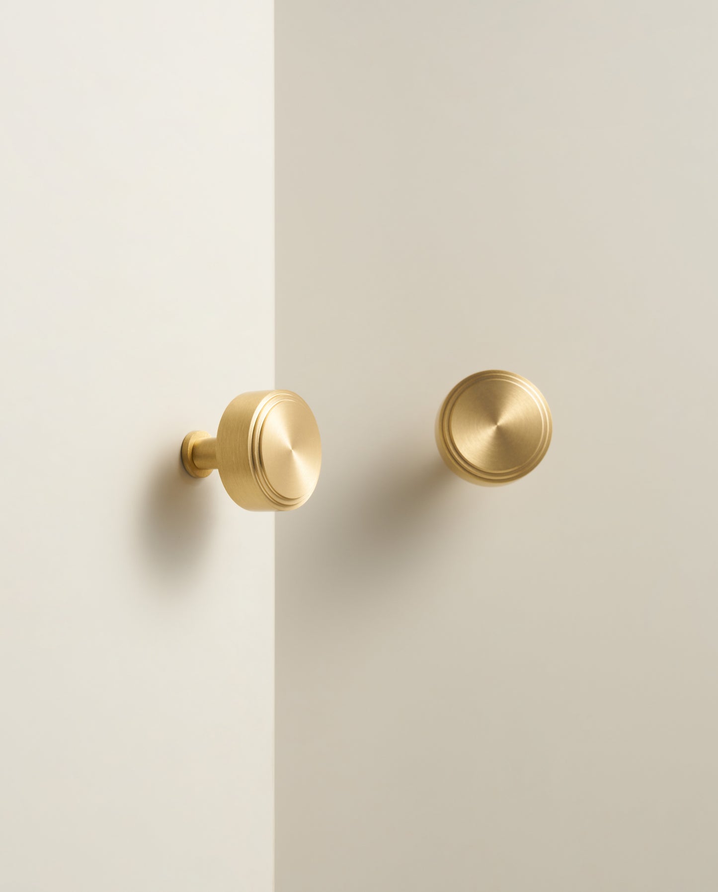 ALDERBROOK ROUND BRASS CABINET KNOB