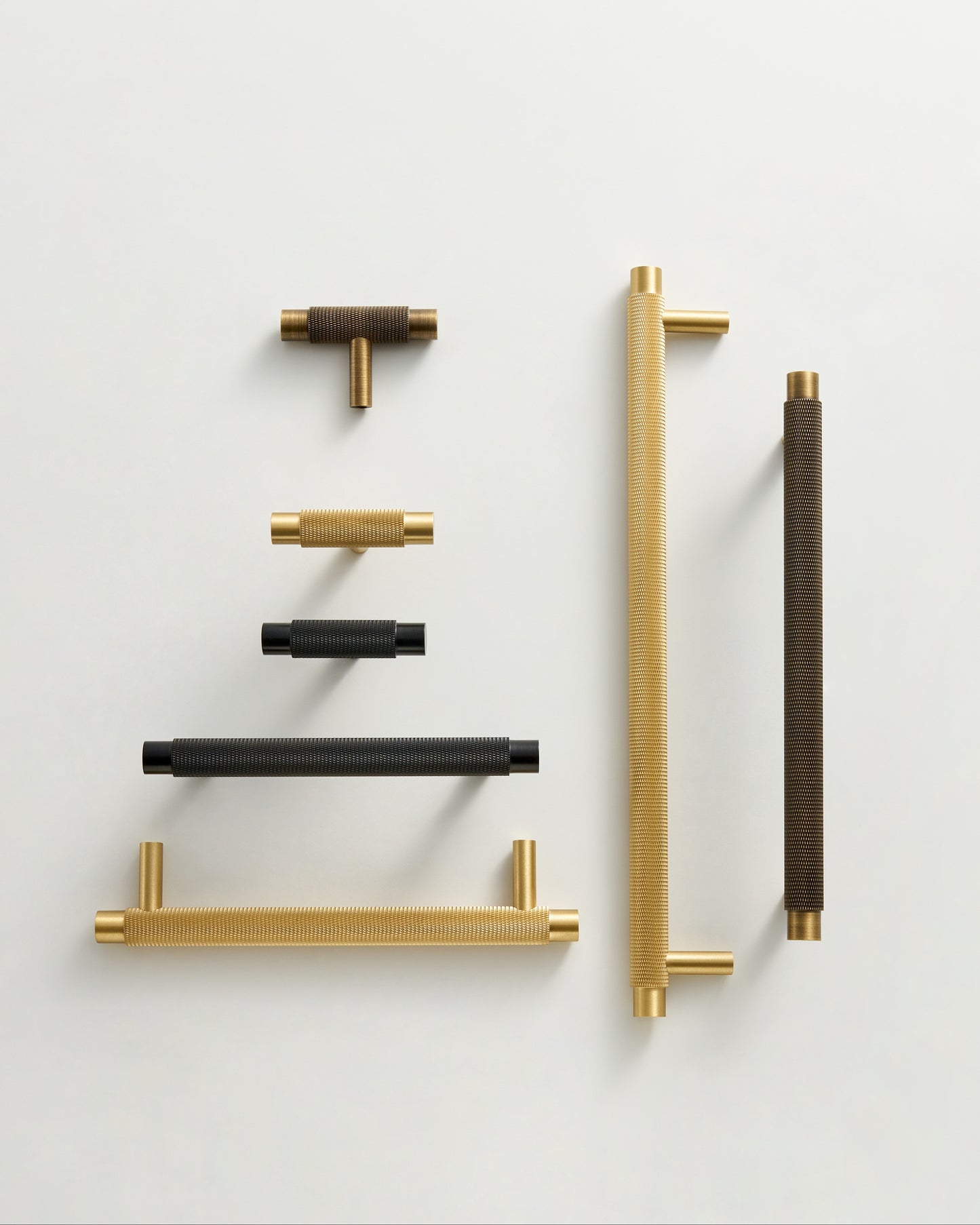 MERCER KNURLED CABINET PULL IN ANTIQUE BRASS