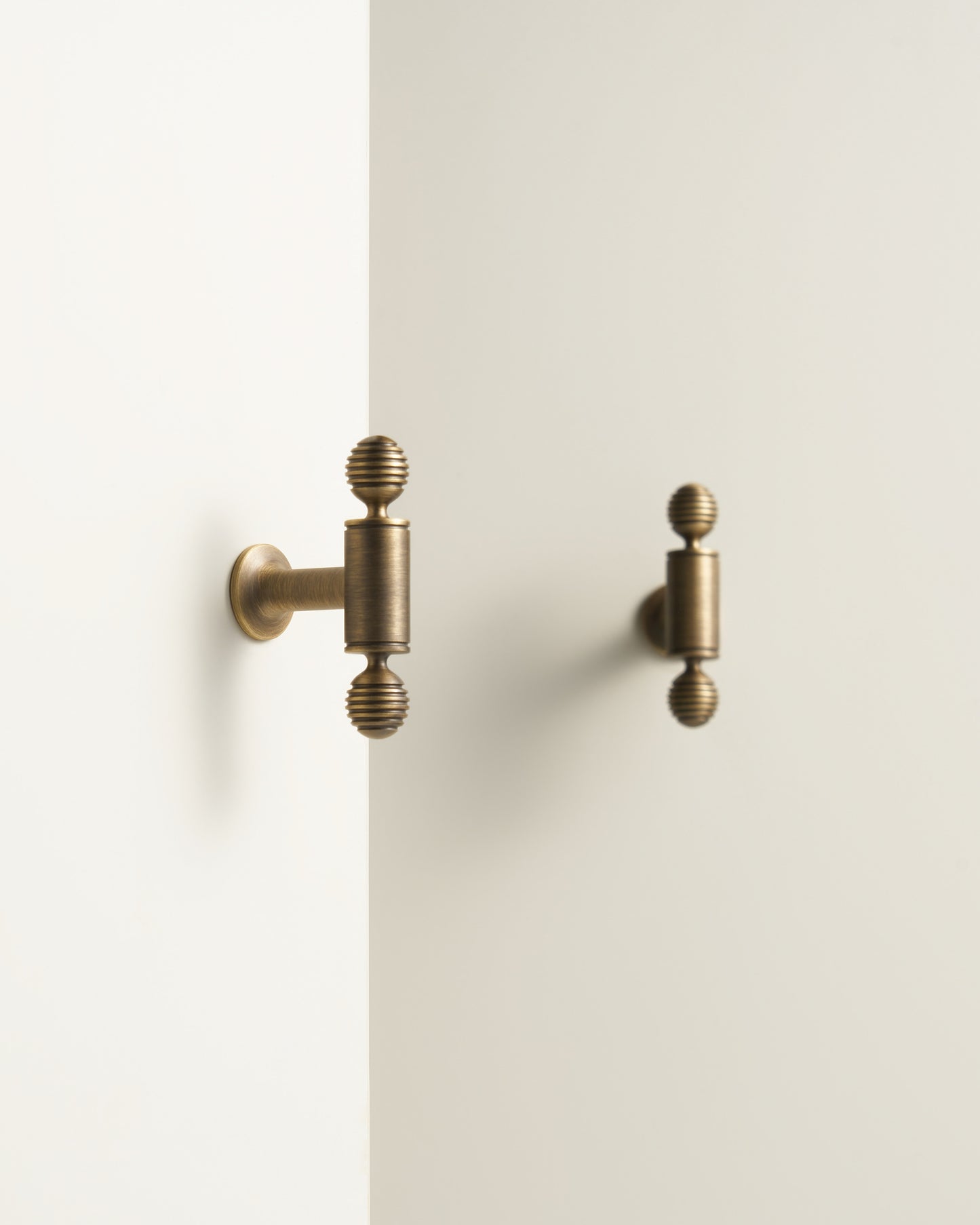 HARRINGTON T-BAR KNOB WITH FLUTED GLOBE ENDS