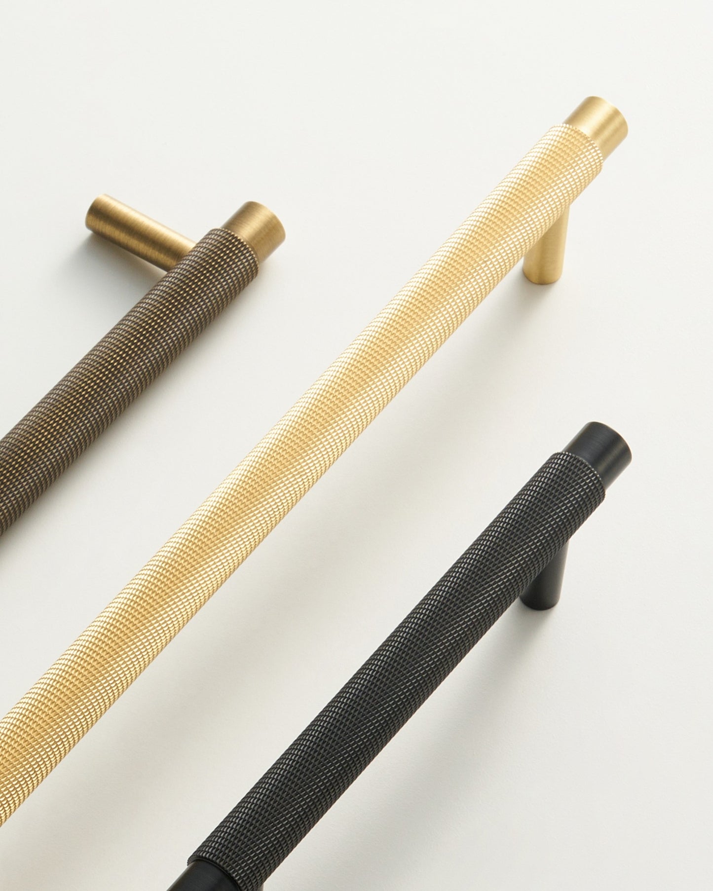 MERCER KNURLED CABINET PULL IN ANTIQUE BRASS
