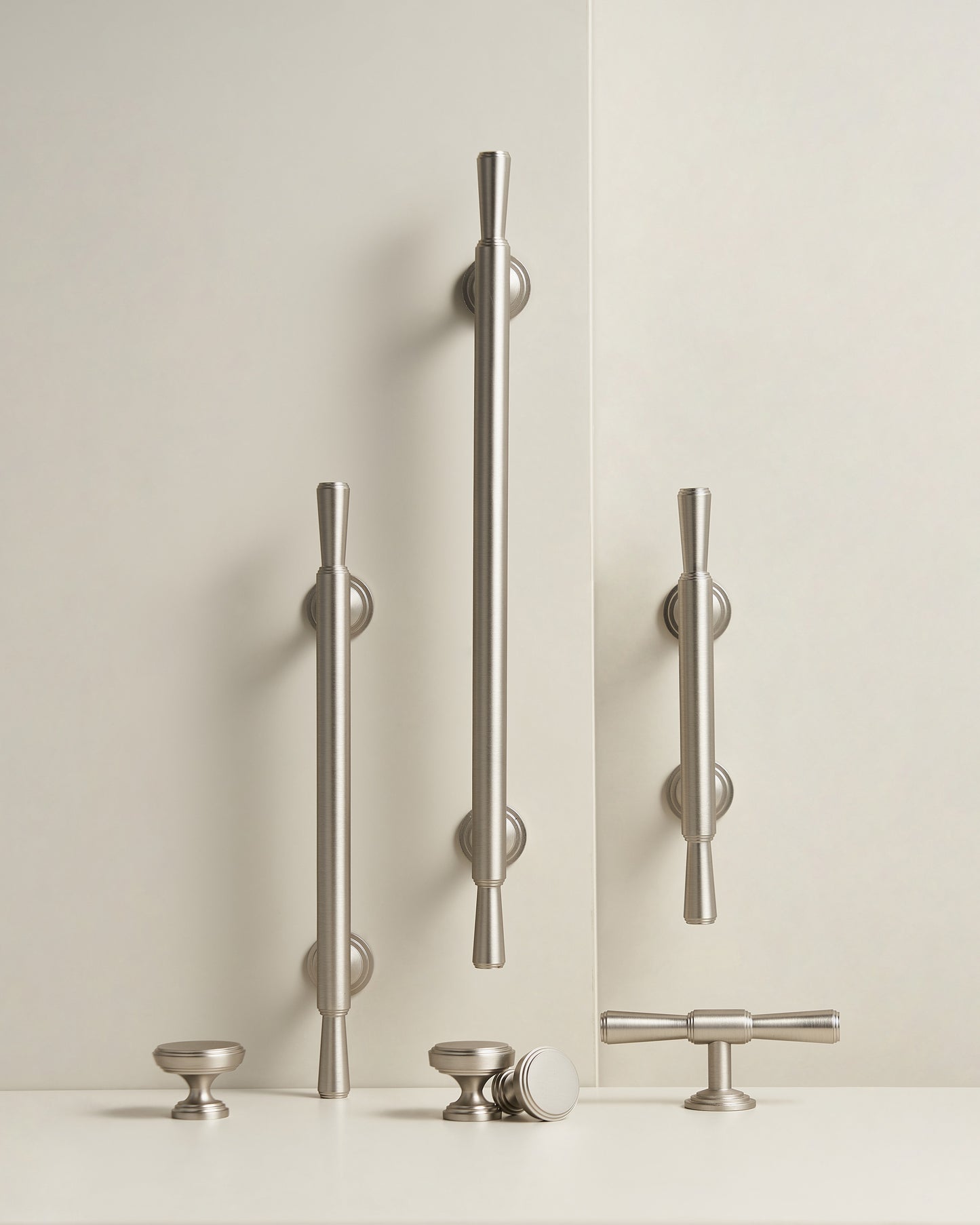 ASTORIA TAPERED CABINET PULL WITH ROSETTE ENDS