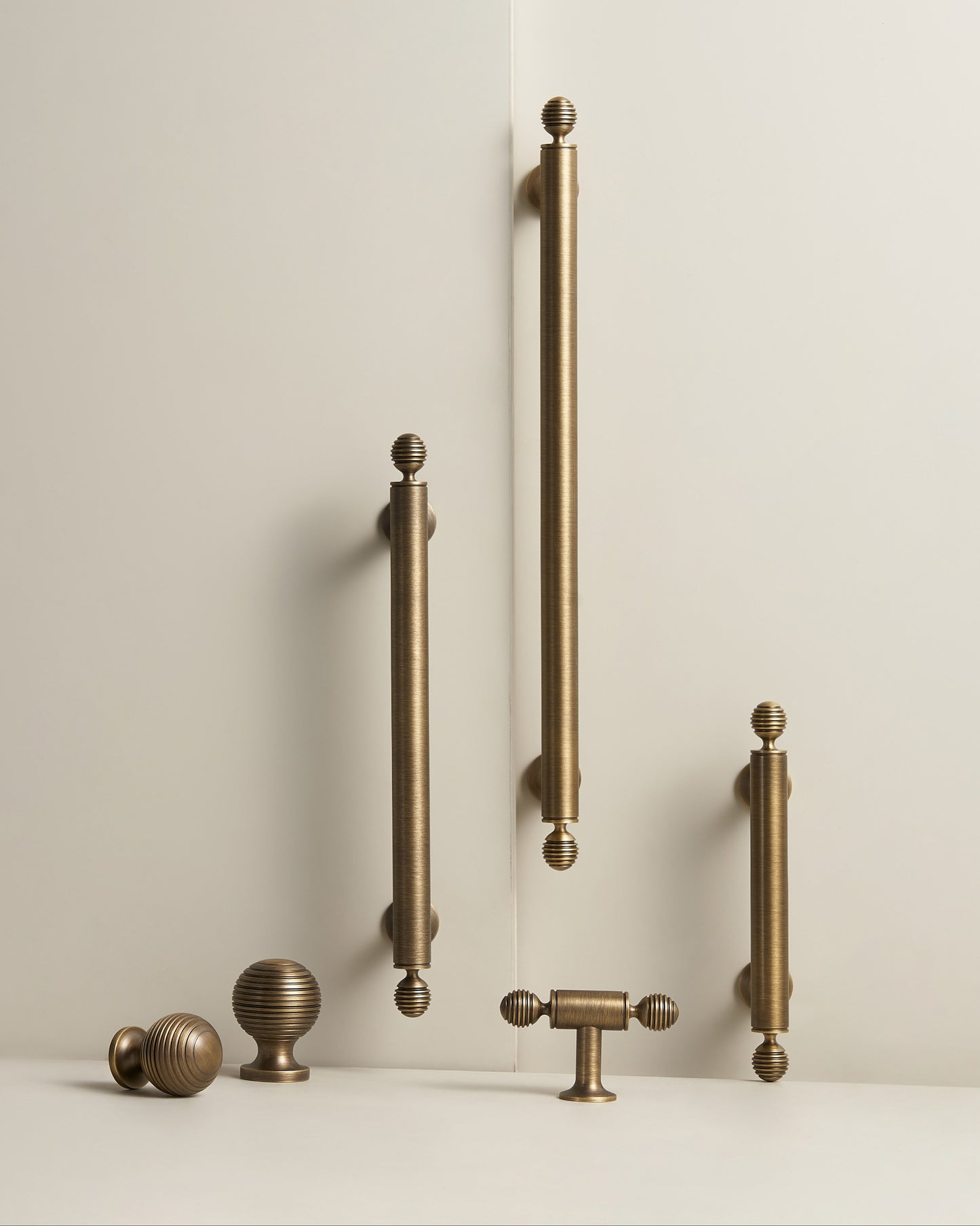 HARRINGTON BAR PULL WITH FLUTED GLOBE ENDS