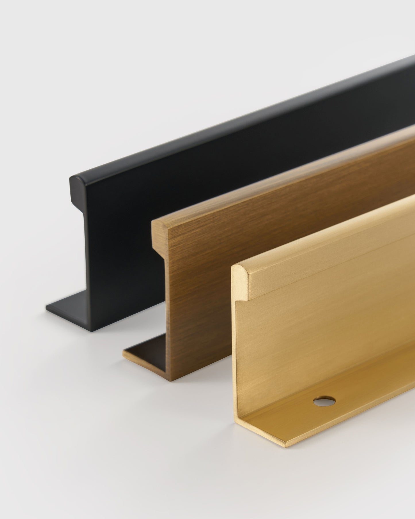 BOWERY EDGE PULL IN BRUSHED BRASS