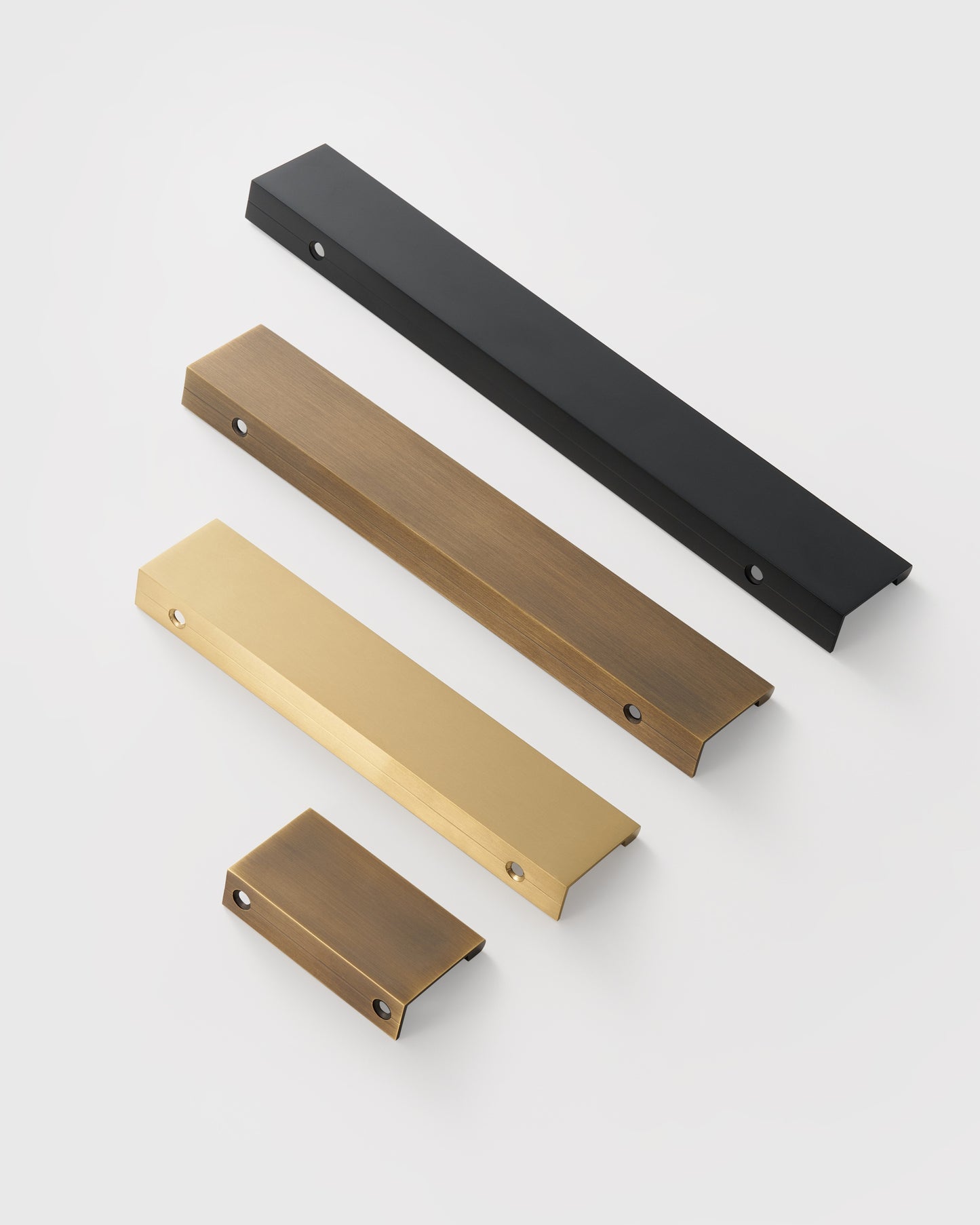 BOWERY EDGE PULL IN BRUSHED BRASS