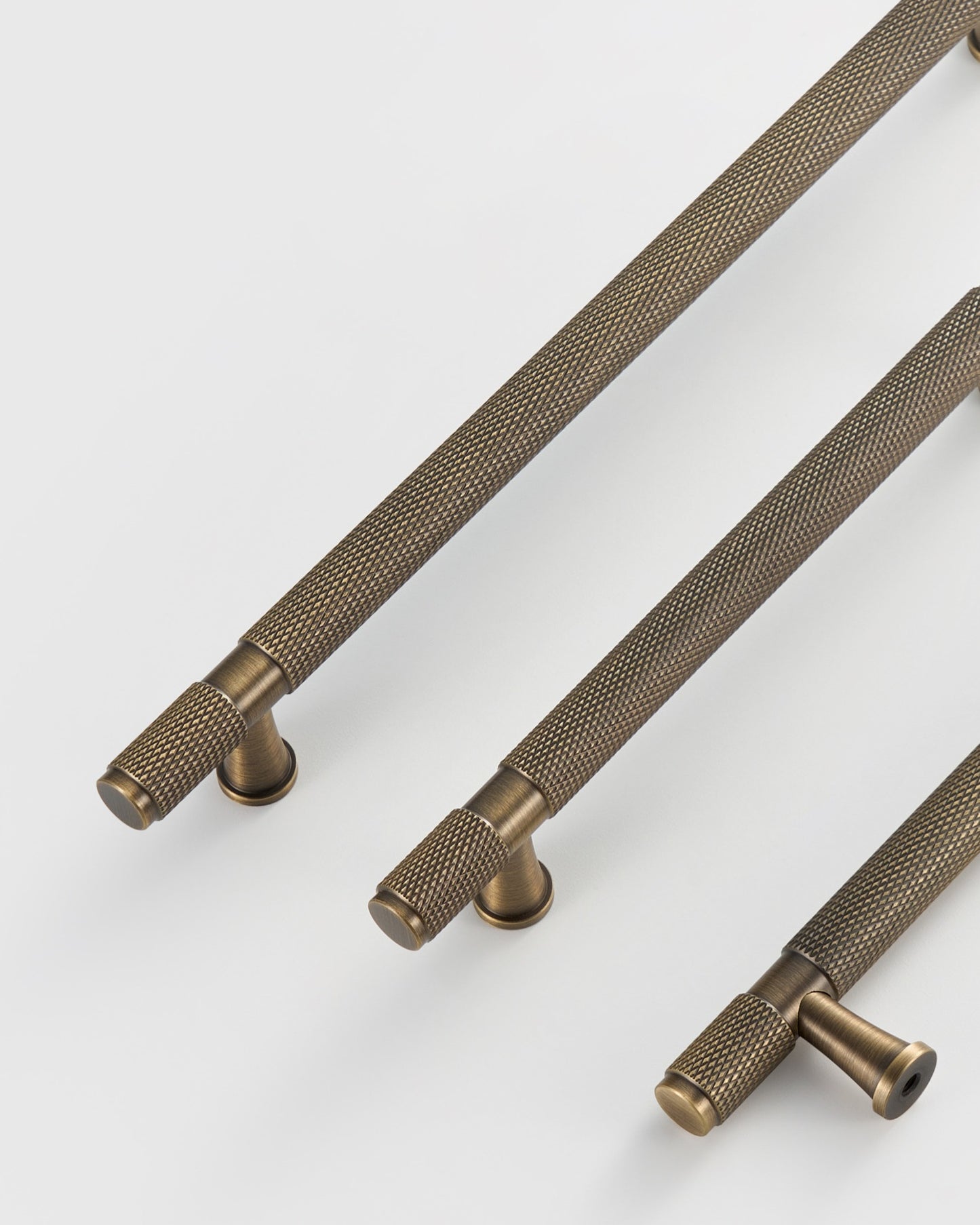 HUDSON DIAMOND-KNURLED CABINET PULL