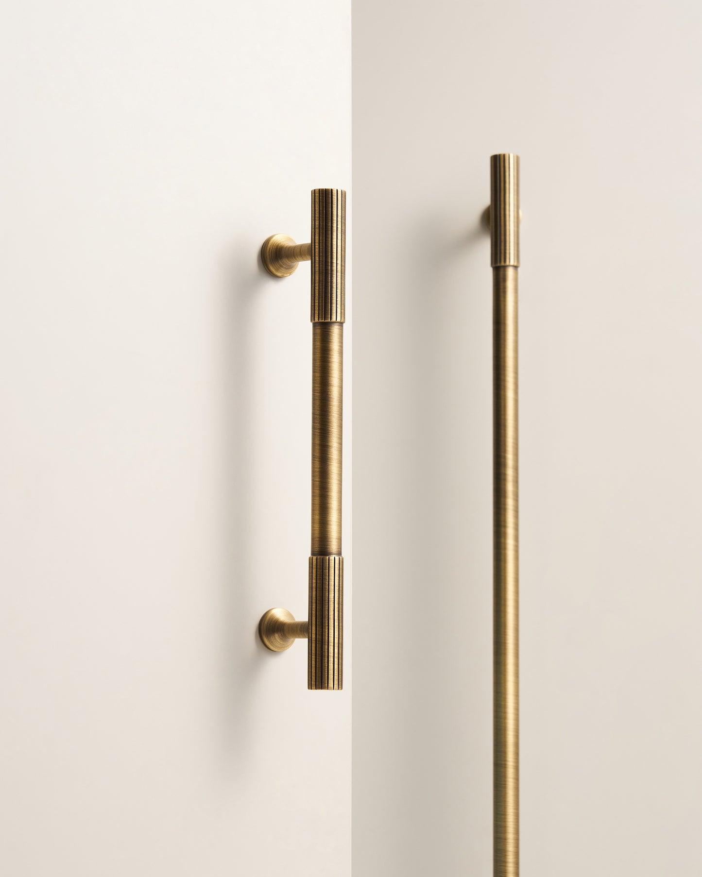 RAVELLO CYLINDRICAL BAR SAHPE CABINET PULL