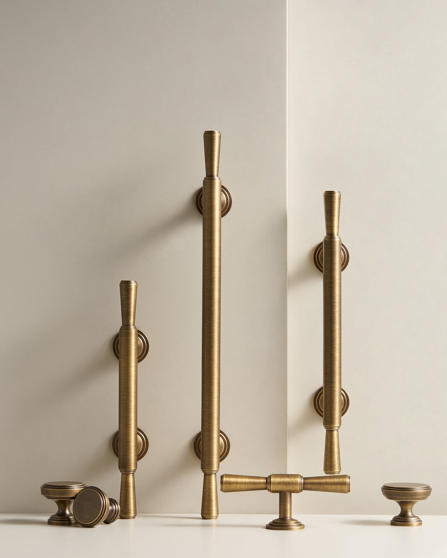 ASTORIA TAPERED CABINET PULL WITH ROSETTE ENDS