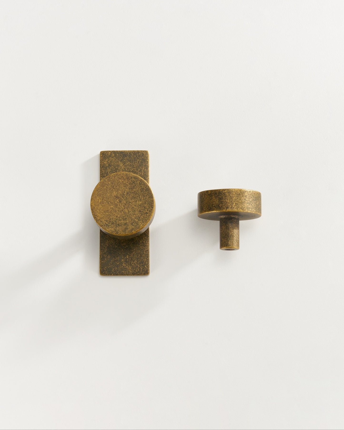 DUMHAM ROUND CABINET PULL IN ANTIQUE PATINA