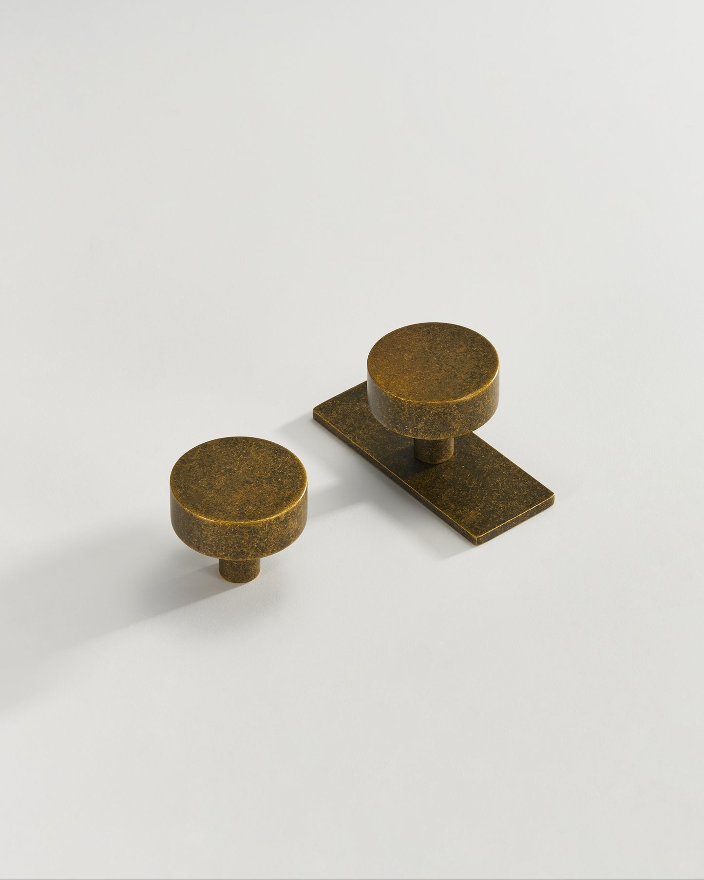 DUMHAM ROUND CABINET PULL IN ANTIQUE PATINA