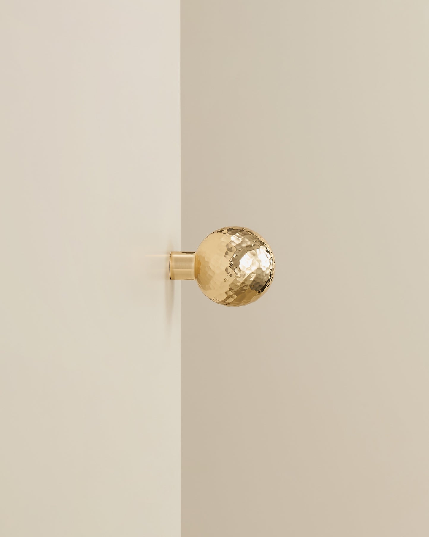 KENSINGTON HAMMRED SPHERE KNOB IN POLISHED BRASS