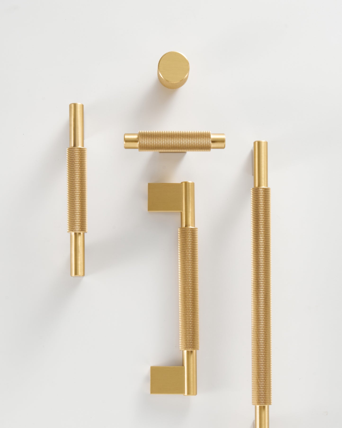 CHELSEA KNURLED BAR PULL IN BRUSHED BRASS