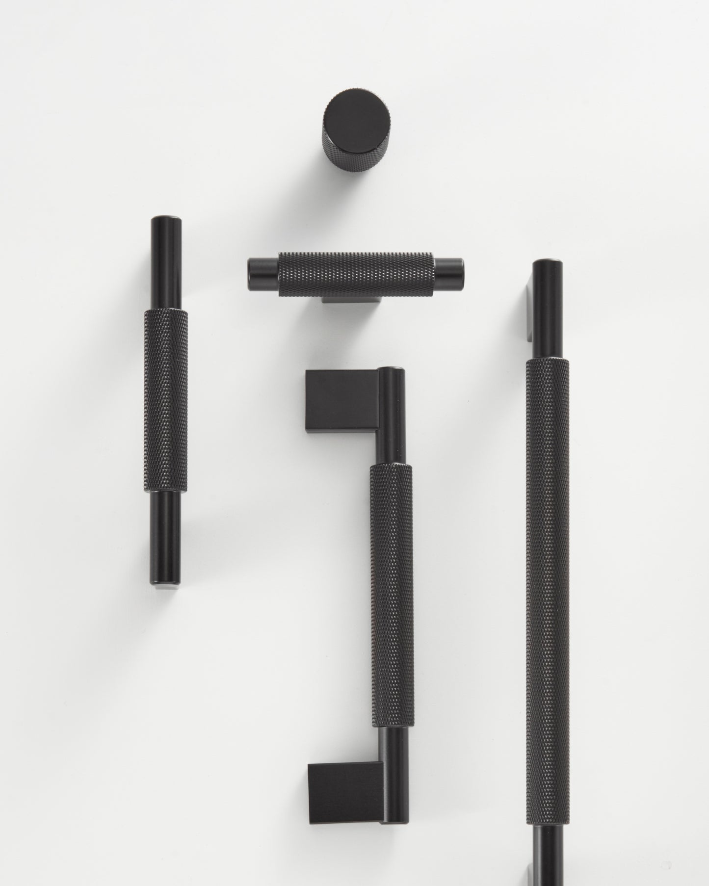 CHELSEA KNURLED BAR PULL IN MATTE BLACK