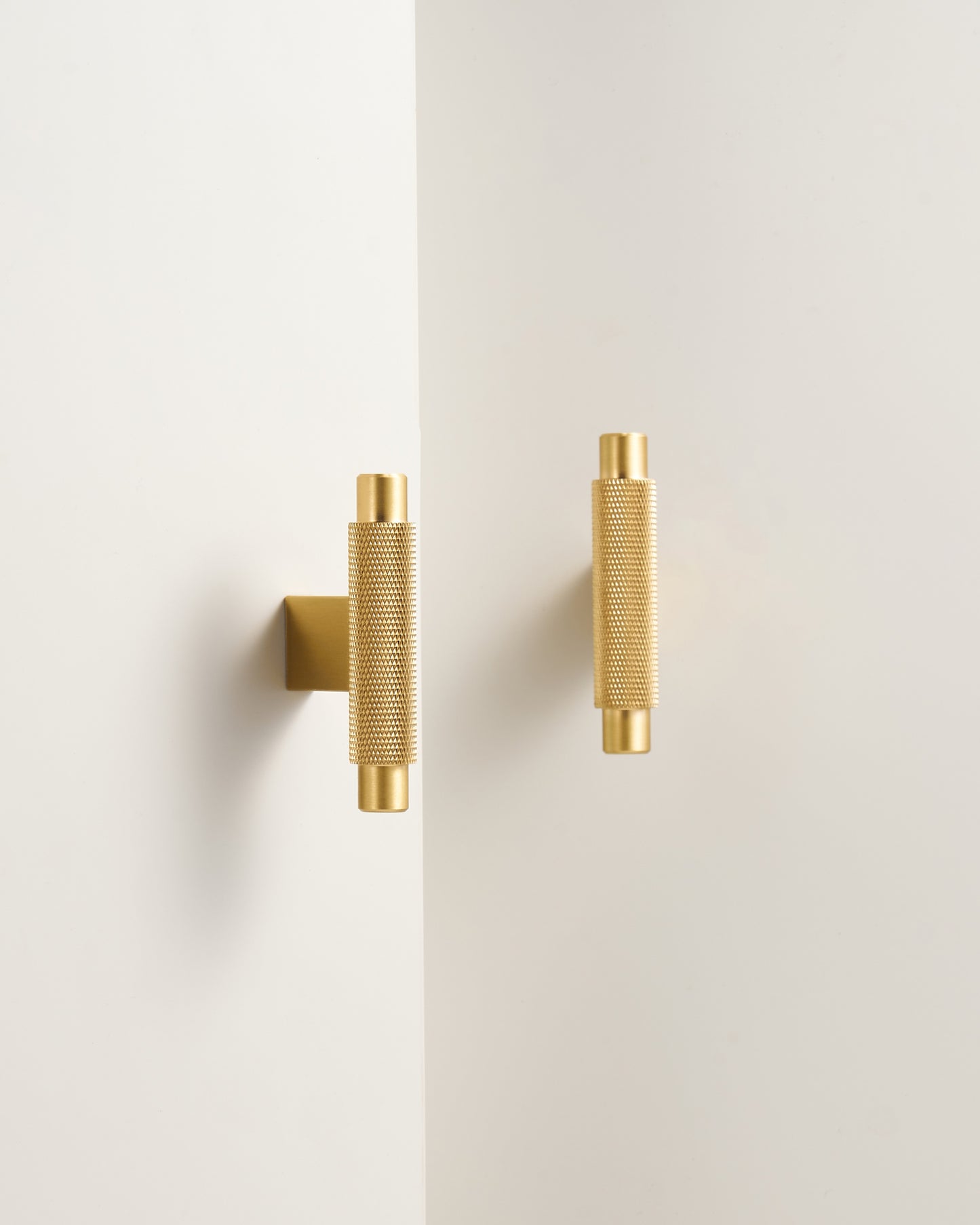 CHELSEA BRASS T-BAR PULL/KNOB