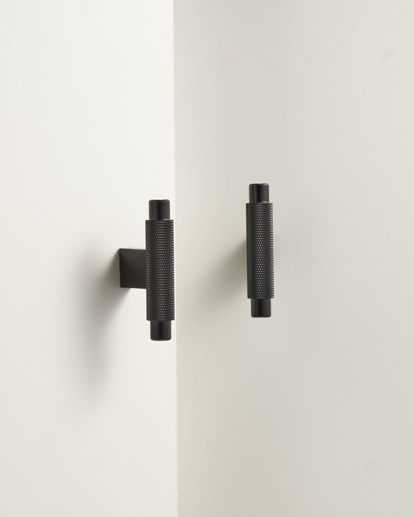 CHELSEA BRASS T-BAR PULL/KNOB