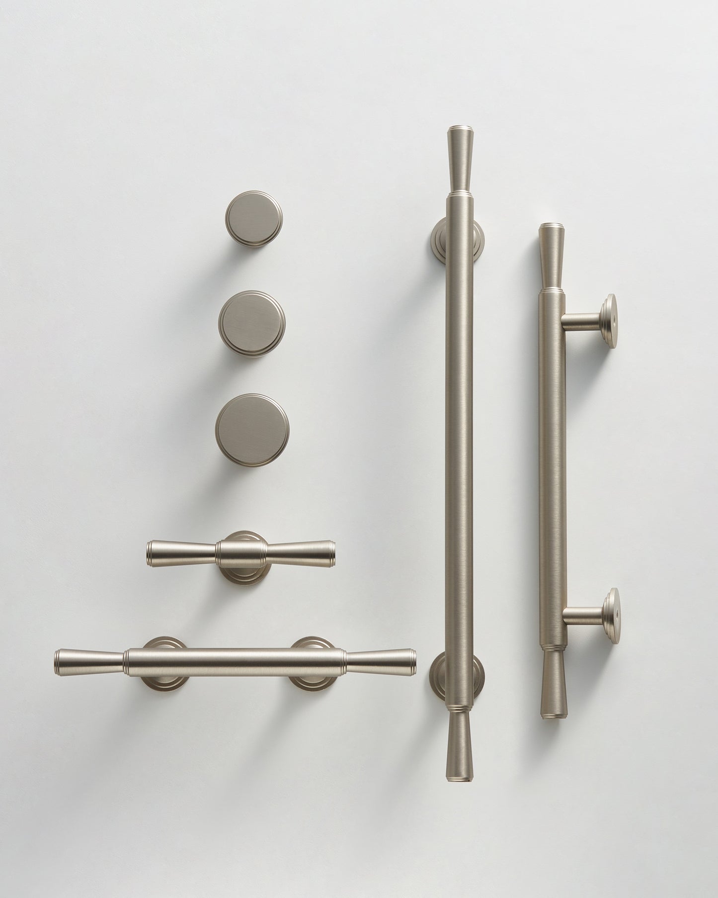 ASTORIA TAPERED CABINET PULL WITH ROSETTE ENDS