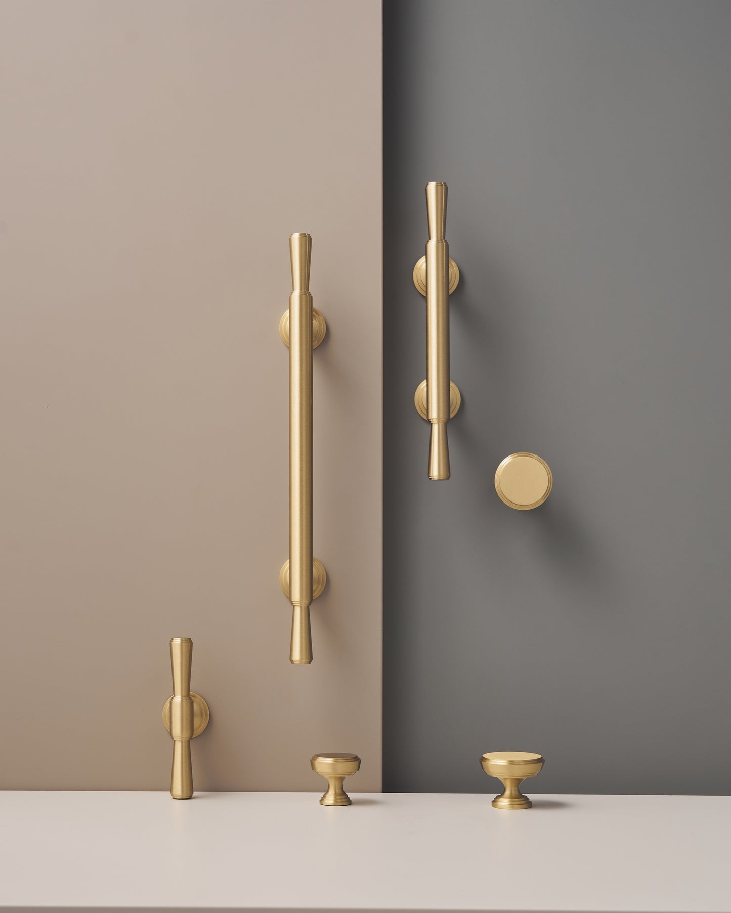 ASTORIA TAPERED CABINET PULL WITH ROSETTE ENDS