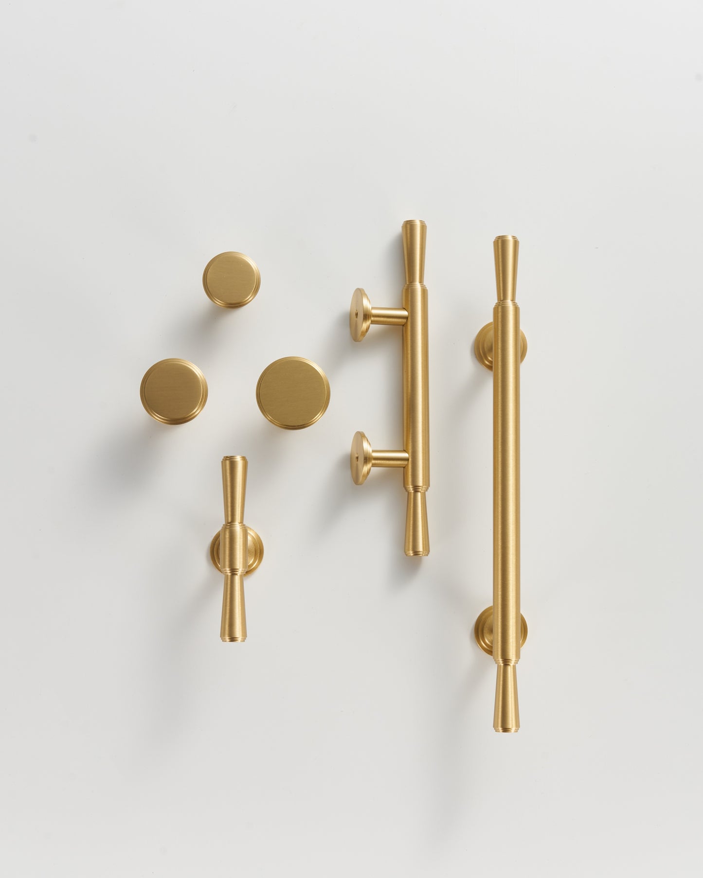 ASTORIA TAPERED CABINET PULL WITH ROSETTE ENDS