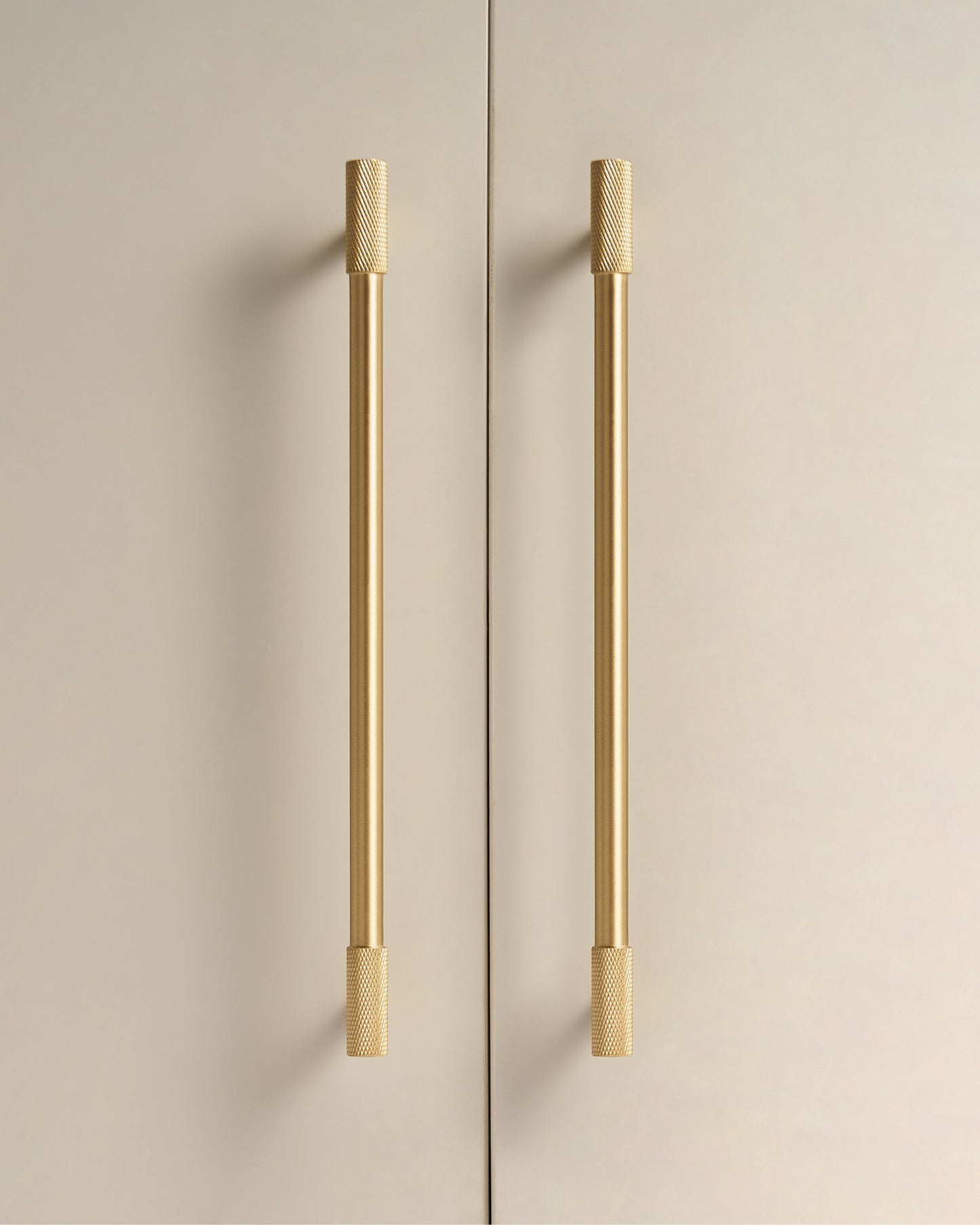 KENSWICK KNURLED CABINET PULL IN BRUSHED BRASS