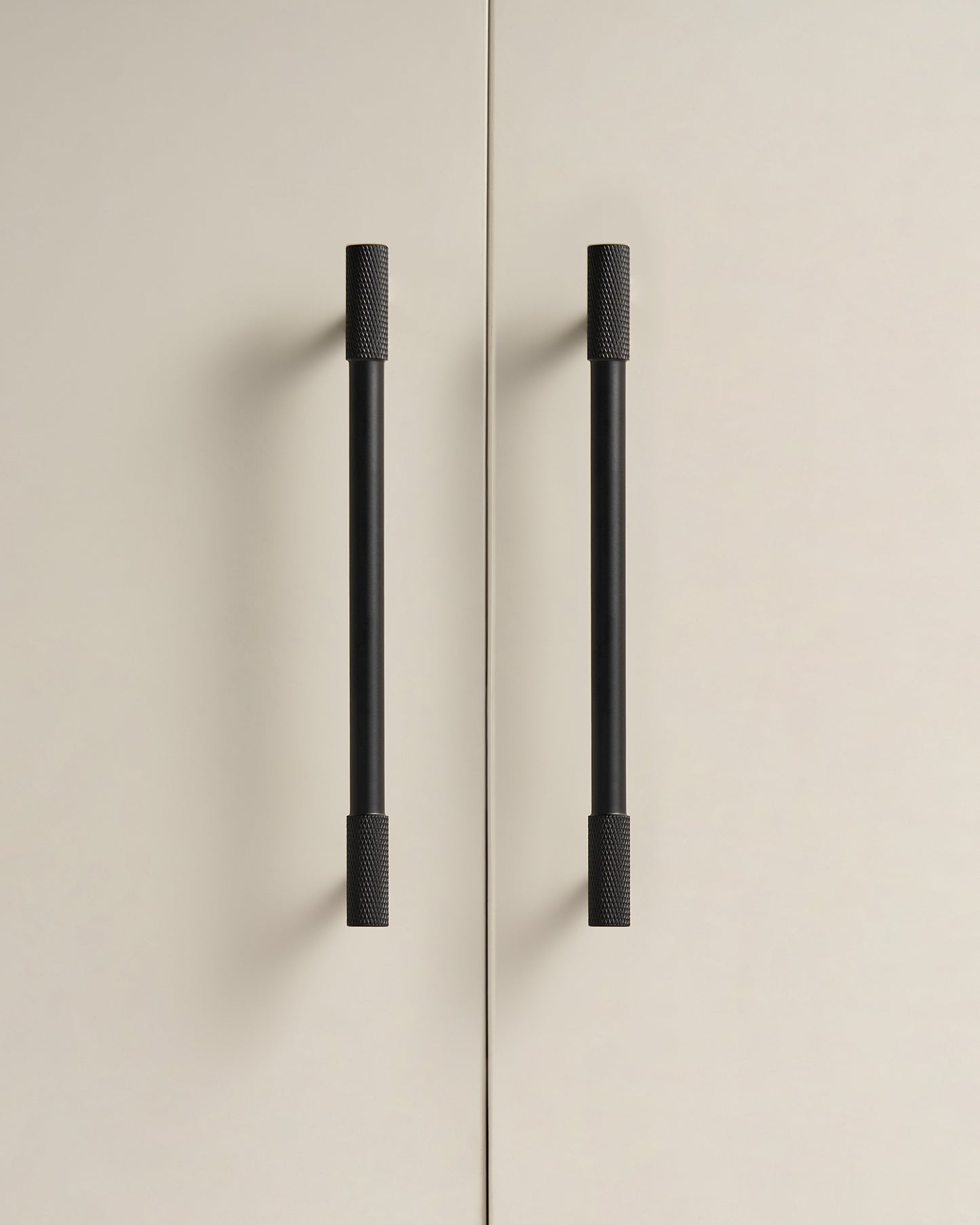 KENSWICK KNURLED CABINET PULL IN MATTE BLACK