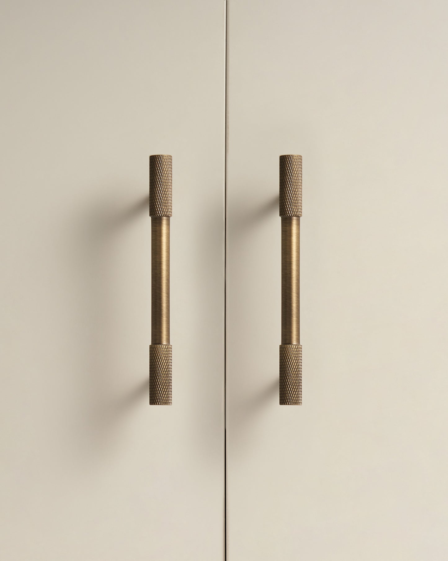 KENSWICK KNURLED CABINET PULL IN ANTIQE BRASS