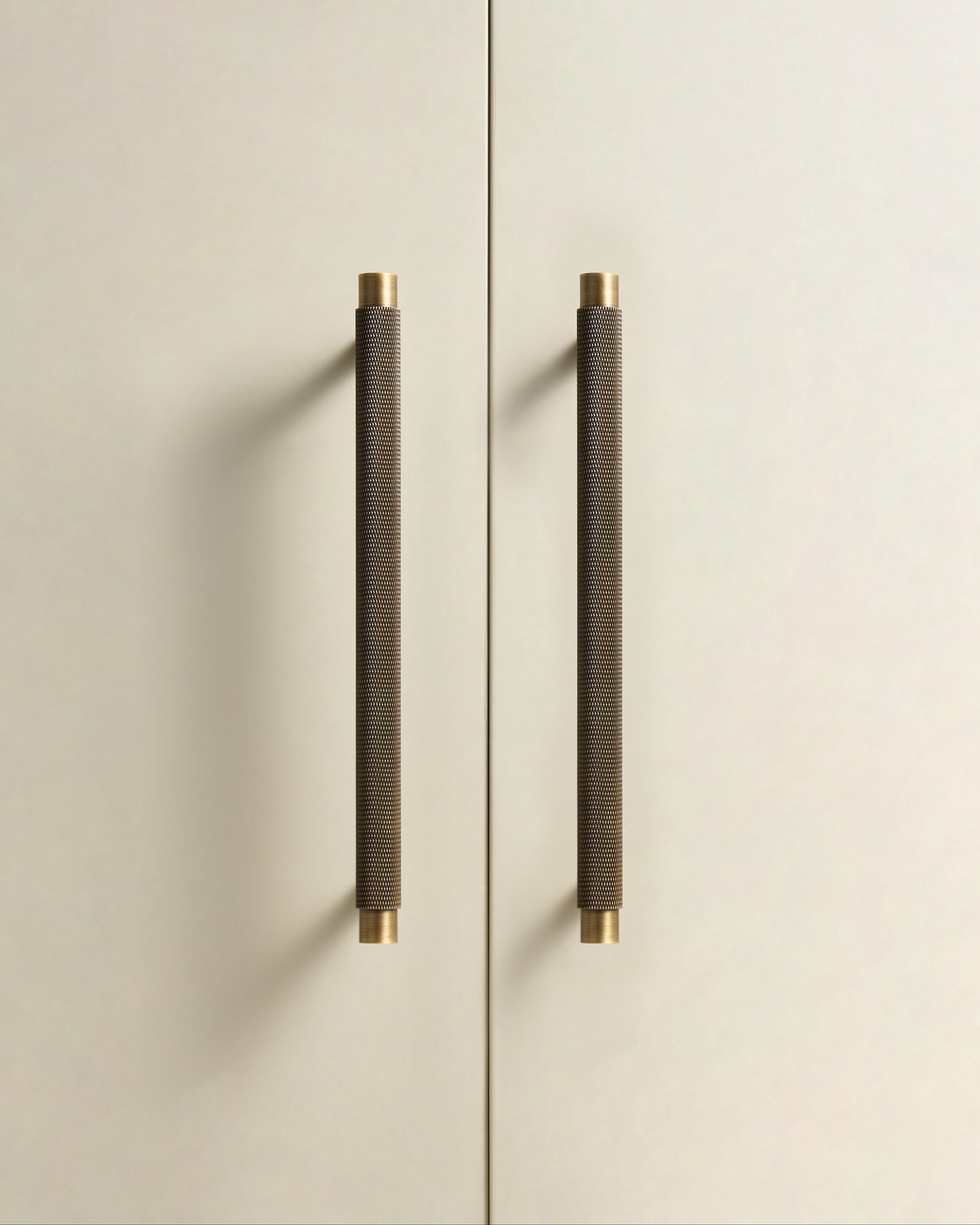 MERCER KNURLED CABINET PULL IN ANTIQUE BRASS