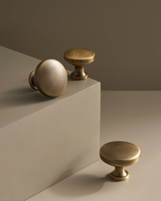 LEXINGTON ROUND SILHOUETTE KNOB COLLECTION