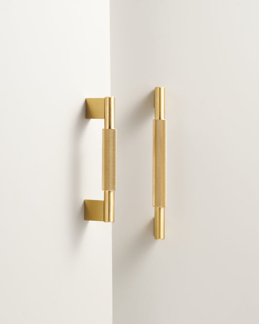 CHELSEA KNURLED BAR PULL IN BRUSHED BRASS