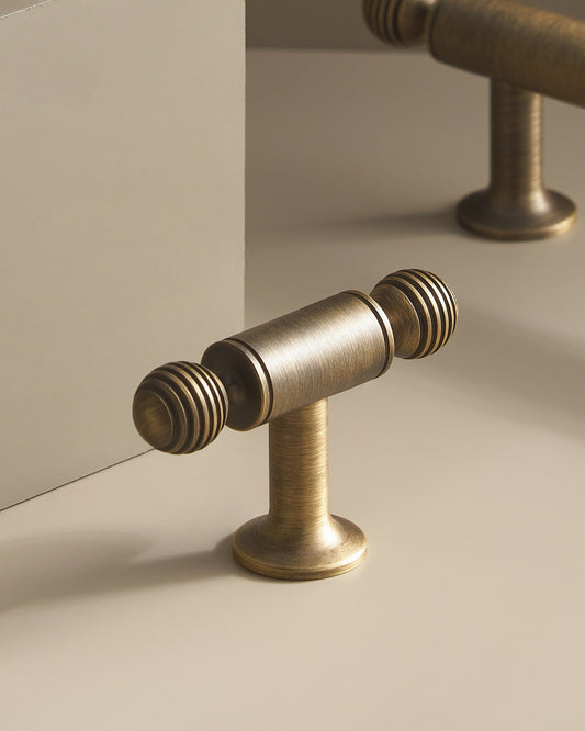 HARRINGTON T-BAR KNOB WITH FLUTED GLOBE ENDS