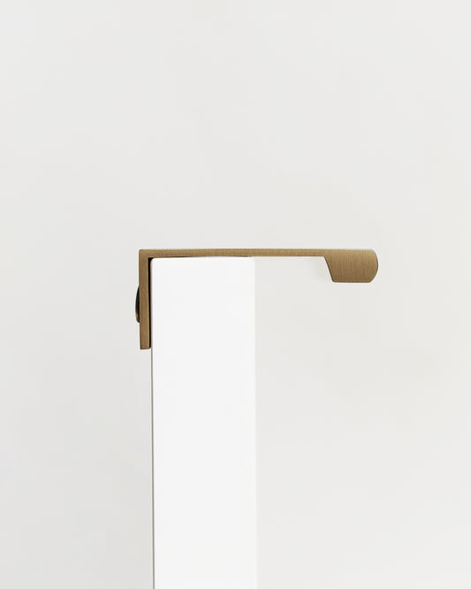 BOWERY EDGE PULL IN ANTIQUE BRASS