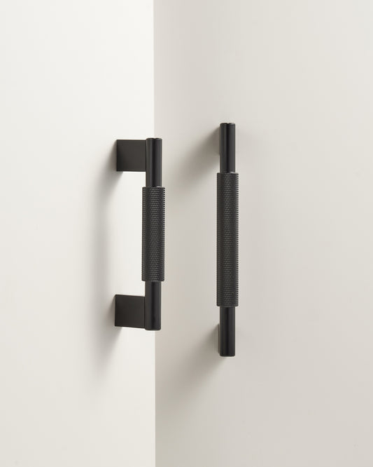 CHELSEA KNURLED BAR PULL IN MATTE BLACK