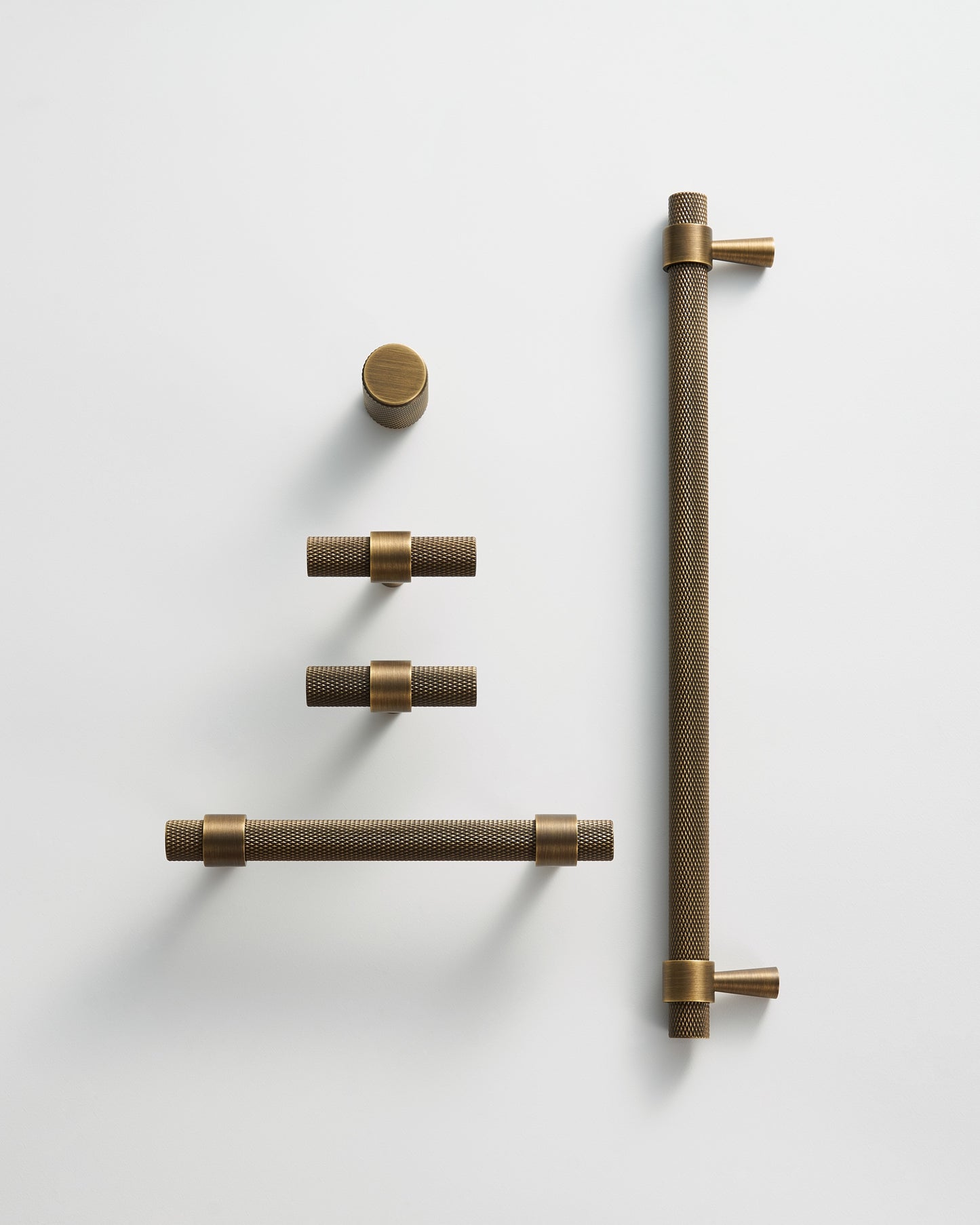 HUDSON KNURLED ANTIQUE BRASS PULL
