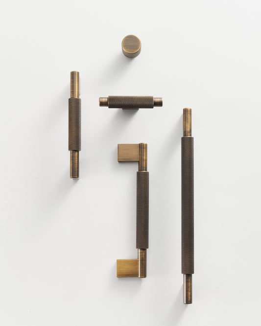 CHELSEA KNURLED BAR PULL IN ANTIQUE BRASS