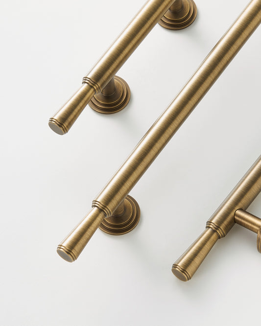 ASTORIA TAPERED CABINET PULL WITH ROSETTE ENDS